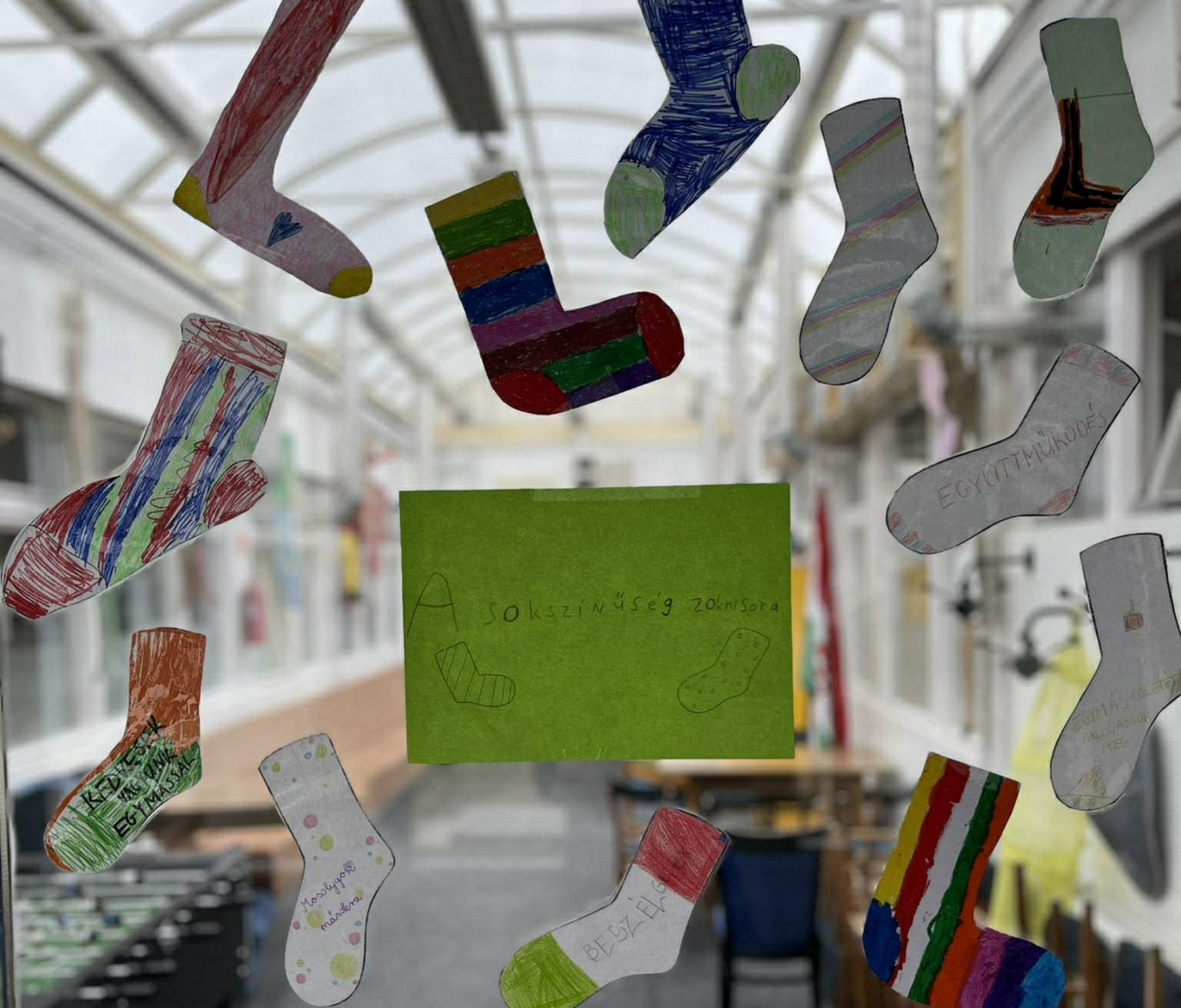 Felemás zoknit húztak diákjaink a Down-szindróma világnapja alkalmából - LMA Szeged