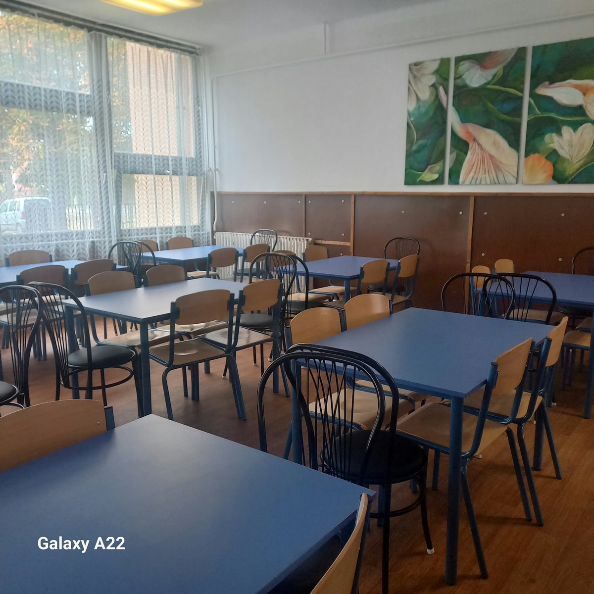 Új ebédlői bútorokkal - asztalokkal, székekkel gyarapodott iskolánk - Magiszter Tiszavasvári