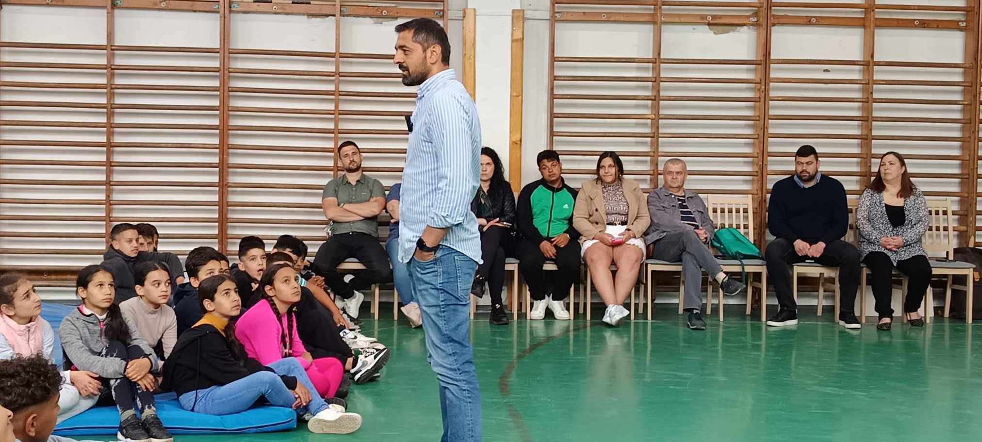 Kiút a cigánytelepről, Orsós Lajos előadása - Magiszter Tiszavasvári